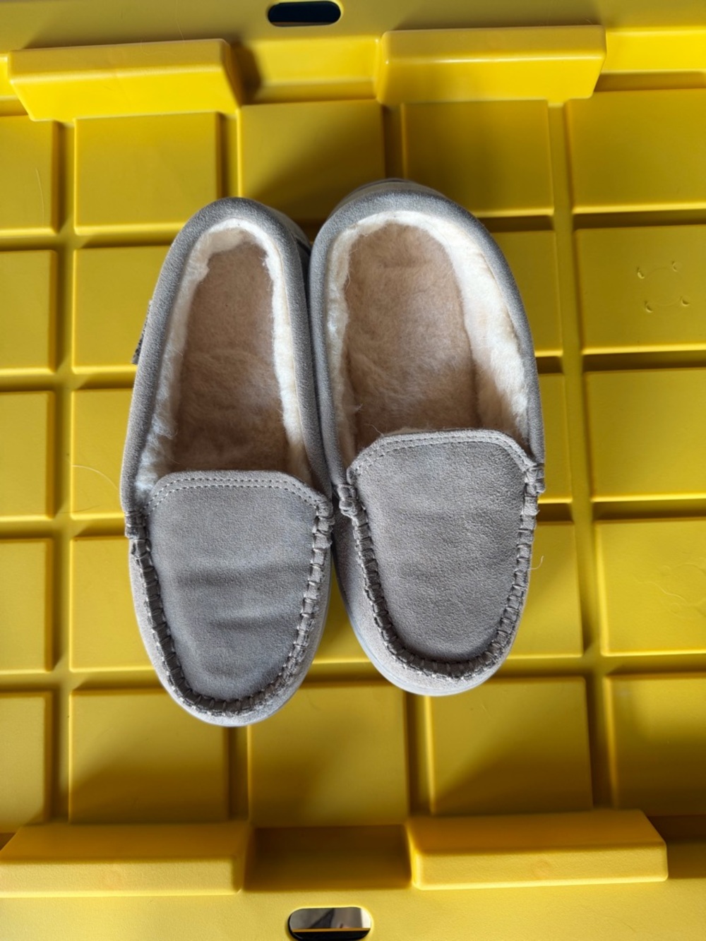 Bearpaw Cozy Gray Suede Moccasin Slippers - Plush Lining Womens size 9